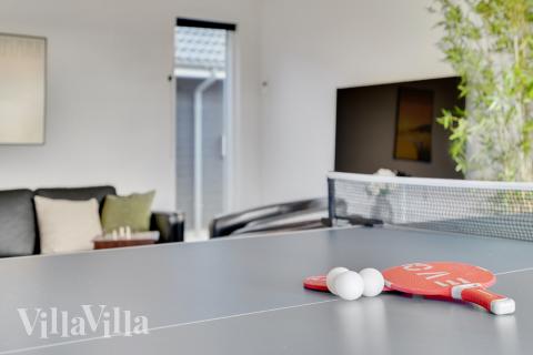 Lyxstuga 486 för 20 personer har ett stort aktivitetsrum med bl.a. biljard och dart