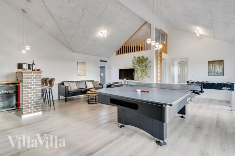 Förutom de många timmar som du kan tillbringa i stugans poolavdelning erbjuder lyxstuga 486 även biljard, bordtennis och dart