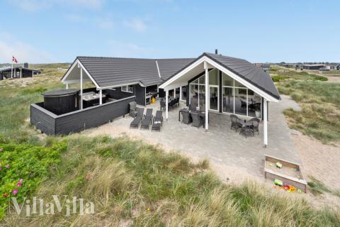 I Vestjylland ligger detta vackra poolhus nr 486 med plats för 20 personer.