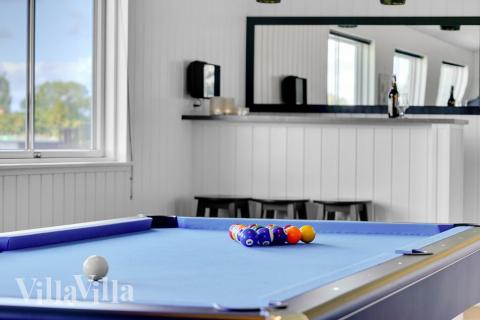 Lyxstuga 490 för 18 personer har ett stort aktivitetsrum med bl.a. biljard och dart