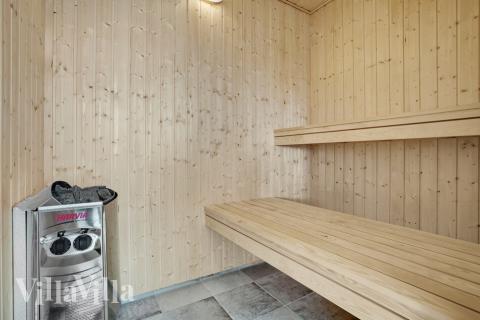 Njut av bastuvärmen i lyxstuga nr 490 för 18 personer