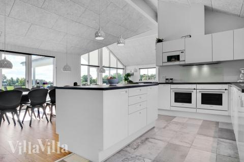 Köket i lyxstuga nr 490 är utrustat så att ni kan laga mat till 18 personer.