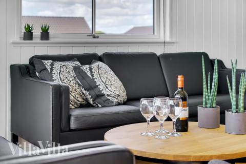 I soffhörnan i lyxstuga 490 i Lolland/Falster/Møn kan ni spela brädspel eller titta på film tillsammans.