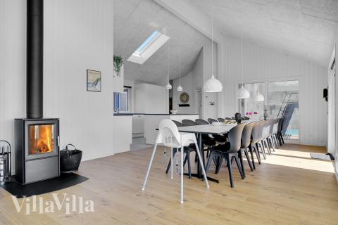 Det stora ljusa vardagsrummet i lyxstuga nr 490 för 18.