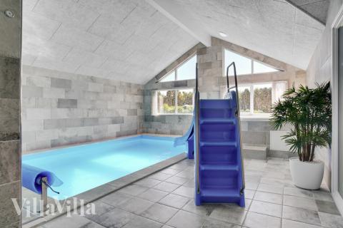 Sommarstuga 490 är inredd med en smakfull poolavdelning som har vattenrutschbana, ett stort inbyggt spapad och bastu