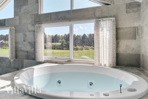 Njut av spabadets värme i lyxstuga nr 490 i Lolland/Falster/Møn