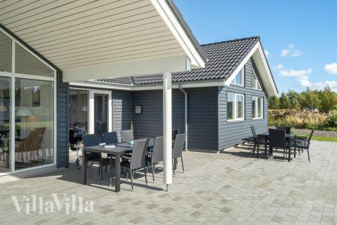 Njut av en grillkväll på terrassen i lyxstuga nr 490 i Lolland/Falster/Møn