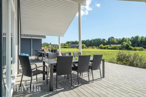 Lyxstuga nr 490 har en härlig terrass med sköna trädgårdsmöbler för 18 personer.
