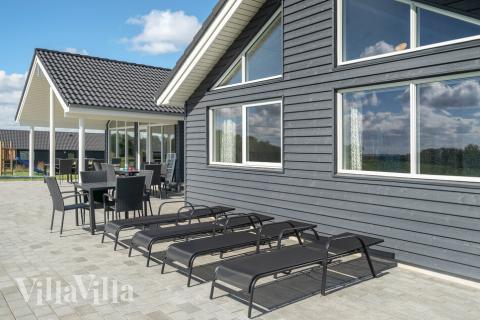 Stor terrass i lyxstuga nr 490 i Lolland/Falster/Møn.