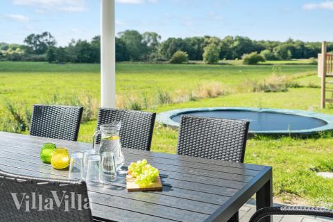 På terrassen i sommarhus nr 490 finns det plats för upp till 18 gäster.