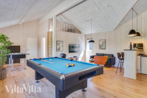 Aktivitetsrum i lyxstuga nr 494 med 7 sovrum och plats för 18 personer.