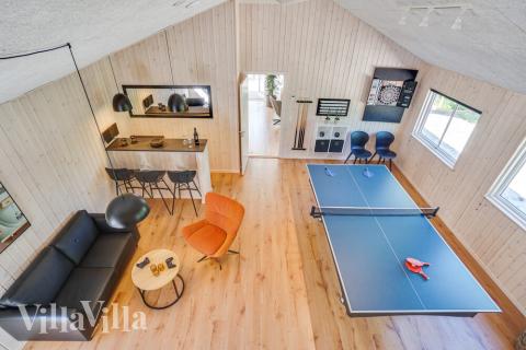 Lyxstuga 494 för 18 personer har ett stort aktivitetsrum med bl.a. biljard och dart