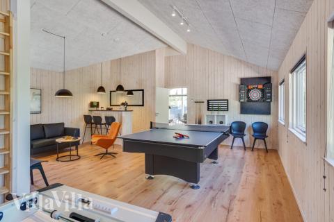 Förutom de många timmar som du kan tillbringa i stugans poolavdelning erbjuder lyxstuga 494 även biljard, bordtennis och dart