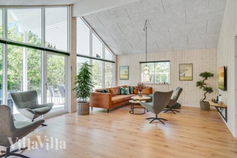 Soffhörnan i lyxstuga 494 i Nordjylland.