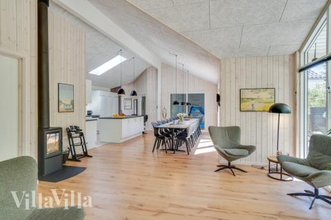 Det stora ljusa vardagsrummet i lyxstuga nr 494 för 18.