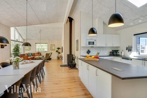 Vardagsrummet i lyxstuga nr. 494 har plats för 18 personer.