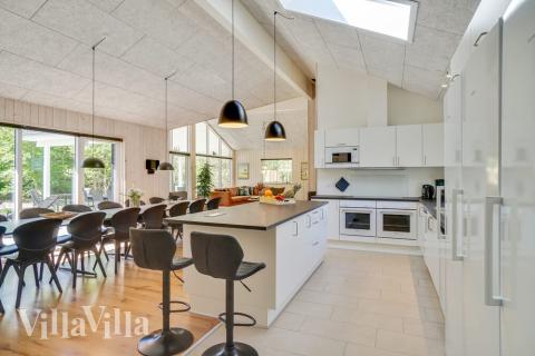 Köket i lyxstuga nr 494 är utrustat så att ni kan laga mat till 18 personer.