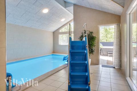 Den härliga poolen i lyxstuga nr 494 för 18 personer