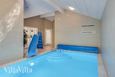 Sommarstuga 494 är inredd med en smakfull poolavdelning som har vattenrutschbana, ett stort inbyggt spapad och bastu