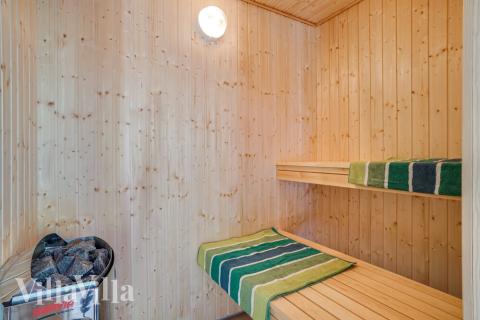 Njut av bastuvärmen i lyxstuga nr 494 för 18 personer