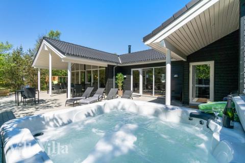 Njut av spabadets värme i lyxstuga nr 494 i Nordjylland