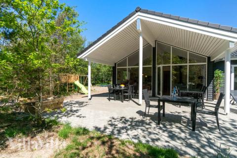 Lyxstuga nr 494 har en härlig terrass med sköna trädgårdsmöbler för 18 personer.