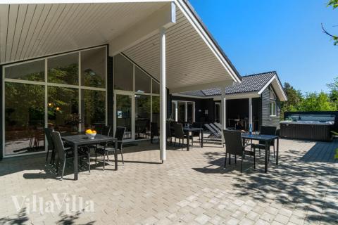 Njut av en grillkväll på terrassen i lyxstuga nr 494 i Nordjylland