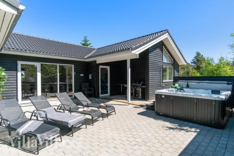 På terrassen i sommarhus nr 494 finns det plats för upp till 18 gäster.