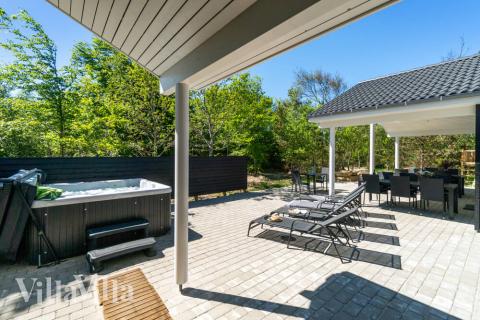 Stor terrass i lyxstuga nr 494 i Nordjylland.