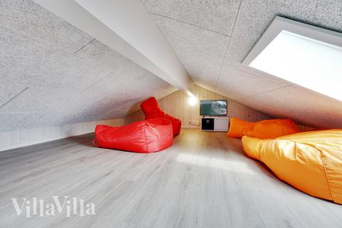 Några av de 26 sovplatserna finns på loftet i lyxstuga nr 500