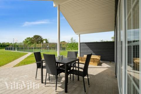 Stor terrass i lyxstuga nr 500 i Nordjylland.
