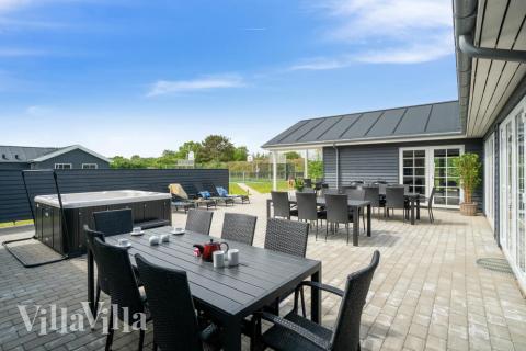 På terrassen i sommarhus nr 500 finns det plats för upp till 26 gäster.