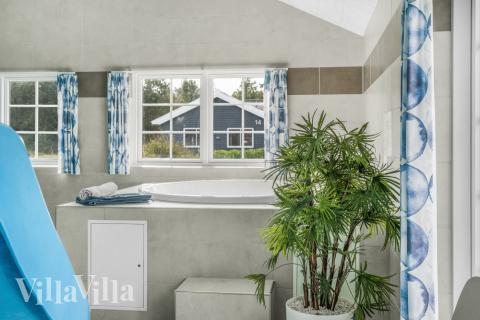 Njut av spabadets värme i lyxstuga nr 500 i Nordjylland