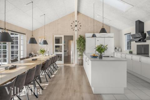 Vardagsrummet i lyxstuga nr. 500 har plats för 26 personer.