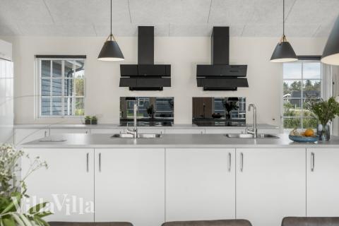 Köket i lyxstuga nr 500 är utrustat så att ni kan laga mat till 26 personer.