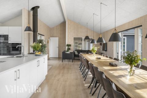 Det stora ljusa vardagsrummet i lyxstuga nr 500 för 26.