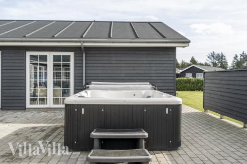 Lyxstuga nr 500 erbjuder bland annat ett härligt spabad