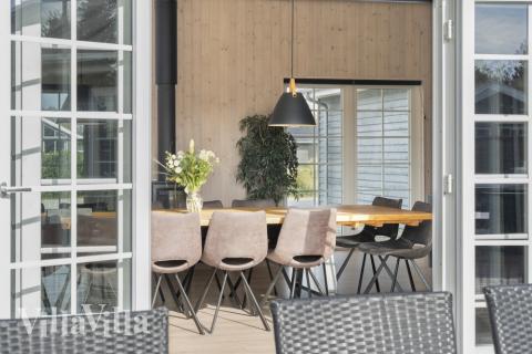 Lyxstuga nr 500 har en härlig terrass med sköna trädgårdsmöbler för 26 personer.