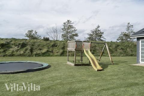 Till den trevliga sommarstugan nr 500 i Nordjylland erbjuds en mängd utomhusaktiviteter, t.ex. lektorn och gungor