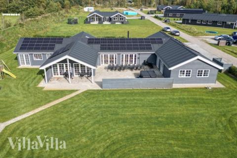 Den praktfulla poolstugan nr 500 med plats för 26 personer ligger i Nordjylland