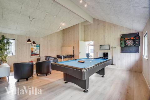 Lyxstuga 492 för 18 personer har ett stort aktivitetsrum med bl.a. biljard och dart