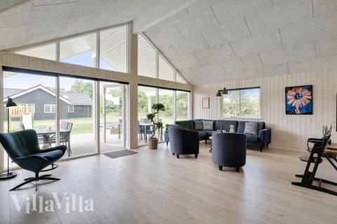 Det stora ljusa vardagsrummet i lyxstuga nr 492 för 18.