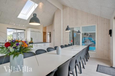 Vardagsrummet i lyxstuga nr. 492 har plats för 18 personer.