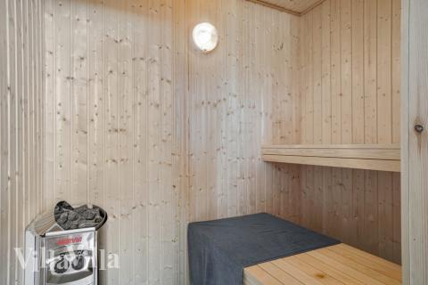 Njut av bastuvärmen i lyxstuga nr 492 för 18 personer