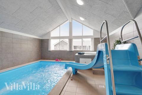 Sommarstuga 492 är inredd med en smakfull poolavdelning som har vattenrutschbana, ett stort inbyggt spapad och bastu