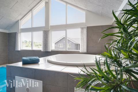 Njut av spabadets värme i lyxstuga nr 492 i Østjylland