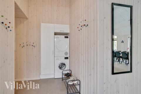 Den rymliga entrén i lyxstuga nr 492 i Østjylland