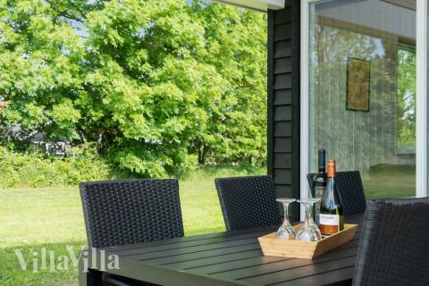 Stor terrass i lyxstuga nr 492 i Østjylland.