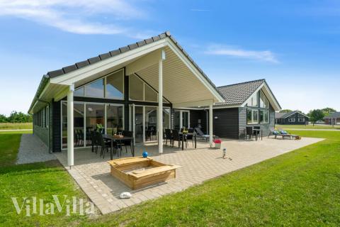 På terrassen i sommarhus nr 492 finns det plats för upp till 18 gäster.