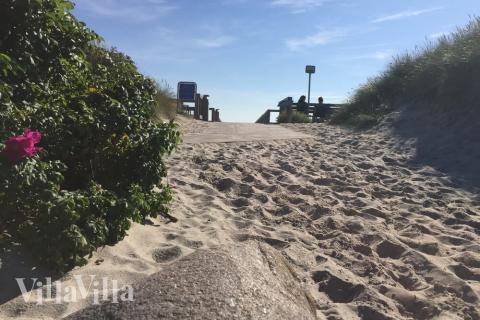 Stranden i närheten av lyxhus 492.